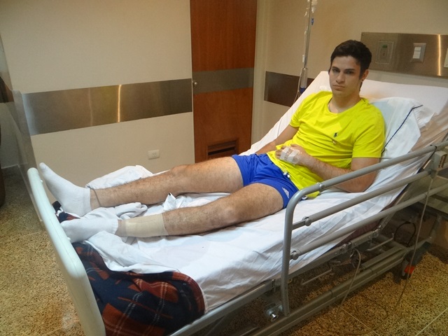 Nicolás Yánez aún en la clínica recuperándose de herida de bala en la pierna. Foto: Andreina Flores
